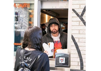 Eminem şi-a surprins clienţii restaurantului său din Detroit servind paste