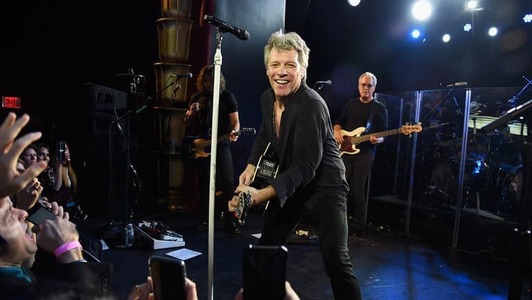 Jon Bon Jovi şi Bryan Adams, diagnosticaţi cu Covid-19