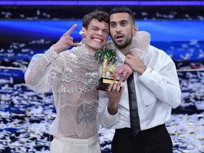 Sanremo 2022: Cântăreţii Mahmood & Blanco au câştigat trofeul Festivalului cu melodia „Brividi” - VIDEO