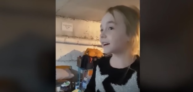 Amelia Anisovych, o fetiţă din Ucraina care a cântat „Let It Go” în adăpostul de bombe, a interpretat imnul naţional la un concert caritabil - VIDEO