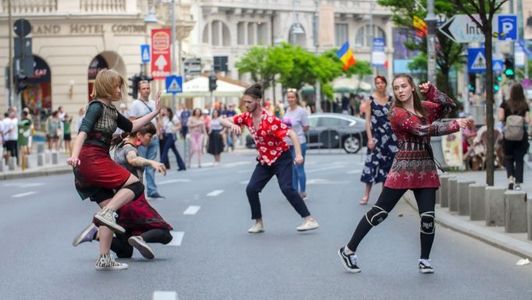 Tururi ghidate, flash mob, spectacole şi concerte în aer liber, ateliere şi instalaţii participative în al treilea weekend la Străzi deschise