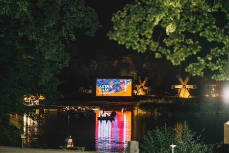 Astra Film Festival anunţă Warm-Up AFF, în 2-3 septembrie: Filmele proiectate pe ecranul amplasat între mori de vânt pot fi văzute din bărci care plutesc pe lac
