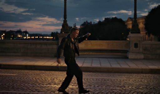 Daniel Craig îşi etalează abilităţile de dansator într-o reclamă regizată de Taika Waititi - VIDEO