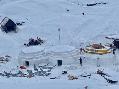 Noul hotel de gheaţă de la Bâlea Lac are deja patru igluuri construite/ Primii vizitatori, aşteptaţi în Ajunul Crăciunului - FOTO