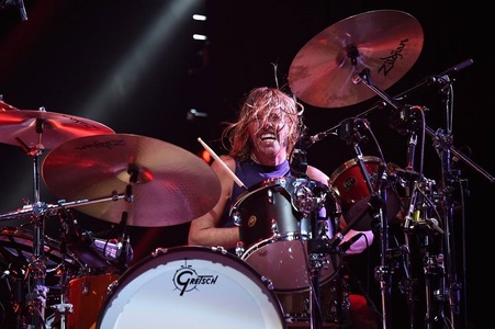 Foo Fighters îşi anunţă revenirea la nouă luni de la moartea bateristului Taylor Hawkins
