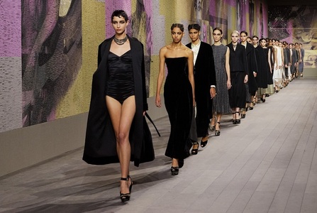 Casa Dior a impresionat cu prezentarea haute couture inspirată de personalitatea dansatoarei Josephine Baker, la Paris - VIDEO