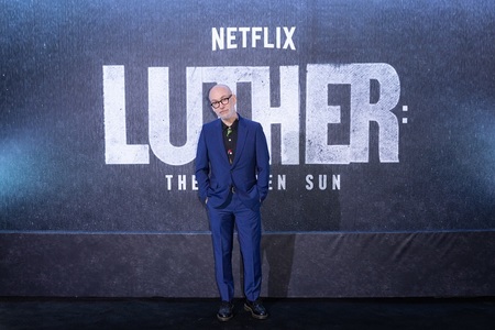 Neil Cross, scenaristul filmului „Luther: Apus de soare”: „Netflix ne-a echipat cu uneltele de care aveam nevoie pentru a face povestea atât de vastă, tulburătoare şi complexă” - VIDEO