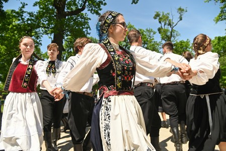 Sibiu – Tradiţionala serbare a saşilor ”Maifest”, la a 30-a ediţie / Peste 830 de participanţi pe străzile oraşului / Paradă a porturilor populare, în centru
