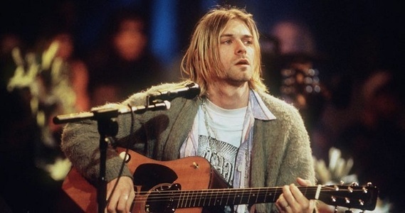 O chitară spartă pe scenă de Kurt Cobain, vândută la licitaţie cu aproape 600.000 de dolari
