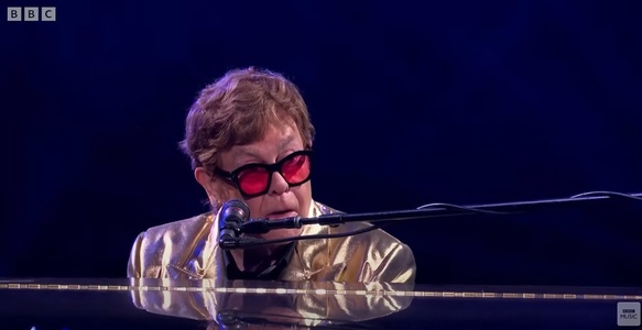 Elton John a susţinut la Glastonbury ultimul concert britanic din turneul de adio - VIDEO