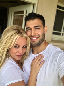 Britney Spears şi soţul ei, Sam Asghari, s-au despărţit după 14 luni de căsnicie