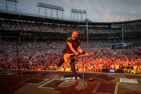 Bruce Springsteen îşi amână concertele din septembrie din cauza unor "simptome de ulcer"