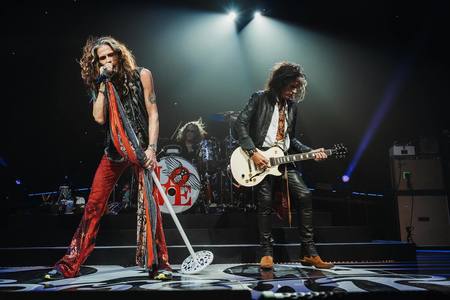 Steven Tyler amână concertele cu Aerosmith din cauza unei probleme la corzile vocale
