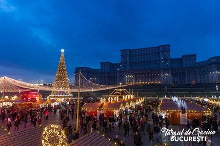 Nicuşor Dan: Se montează bradul de 30 de metri înălţime, în Piaţa Constituţiei, unde va avea loc cel mai mare targ de Crăciun din Bucureşti / Târgul va fi deschis în perioada 30 noiembrie - 26 decembrie - VIDEO
