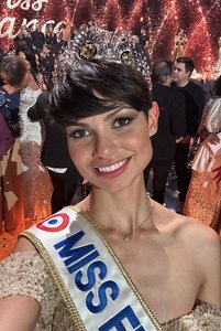 Miss Franţa 2024, aleasă sâmbătă, are părul scurt. Ea a fost singura concurentă cu părul scurt, o premieră din 1999 încoace