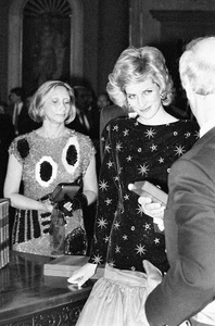 O rochie pe care Prinţesa Diana a purtat-o în 1985 s-a vândut cu peste 1 milion de dolari, stabilind un record - FOTO