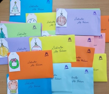 Cele mai frumoase scrisori pentru Moş Crăciun, trimise prin Poşta Română. Copiii au cerut soluţii pentru problemele omenirii, de pildă încălzirea globală, mâncare, jucării, haine şi încălţăminte pentru a merge la şcoală