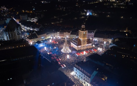 Mii de localnici şi turişti, aşteptaţi în Piaţa Sfatului la petrecerea de Revelion. Atracţiile nopţii sunt un spectacol de lasere şi concert ROA/ Petrecerea începe cu o seară înainte, când vor avea loc spectacole