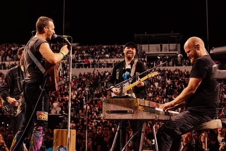 Videoclipul "Yellow" este al şaselea al formaţiei Coldplay care adună peste un miliard de vizualizări pe YouTube