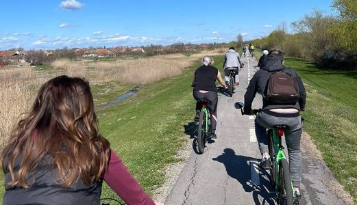 Timişoara: Cu bicicleta din România până în Serbia pe cea mai lungă pistă din ţară, aflată pe digul râului Bega