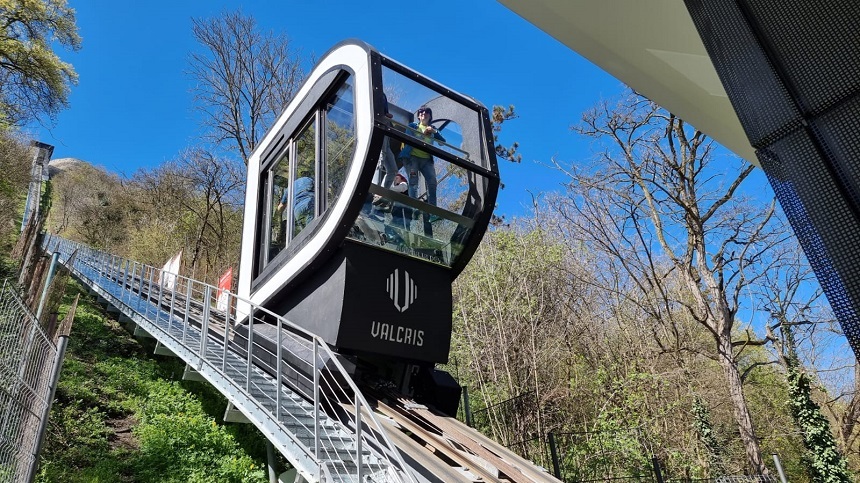 Telecabina cu care turiştii pot ajunge în Cetatea Devei, funcţională de vineri – FOTO