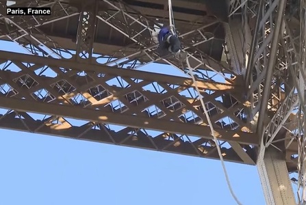 O alpinistă a doborât recordul mondial de căţărare pe frânghie prin escaladarea Turnului Eiffel - VIDEO