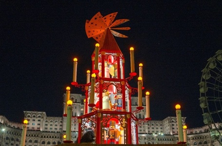 Noutăţi la Târgul de Crăciun Bucureşti 2025 - Piramidă de 10 metri înălţime, scenă felinar şi proiecţii pe faţada Palatului Parlamentului