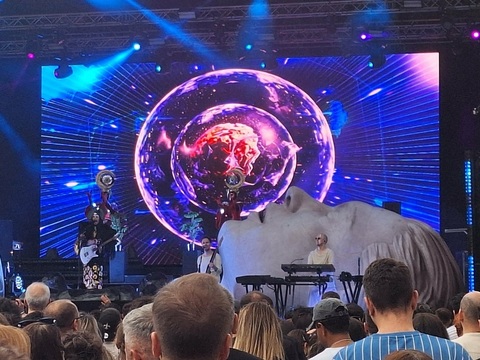 Trupa australiană Empire of the Sun, la Arenele Romane: „Într-o lume nebună, cu clovni dictatori, amintiţi-vă să aveţi grijă unii de alţii!”