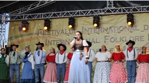 Festivalul Internaţional de Folclor de la Buzău - Americanii au cucerit inimile buzoienilor după ce şi-au încheiat recitalul cu piesa „Doamne, ocroteşte-i pe români”, cântată în limba română - FOTO, VIDEO