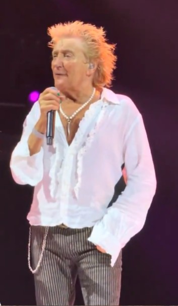 Rod Stewart şi-a anulat următoarele concerte din turneul său de adio după ce a suferit o intervenţie cardiacă
