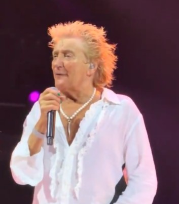 Rod Stewart şi-a anulat următoarele concerte din turneul său de adio după ce a suferit o intervenţie cardiacă