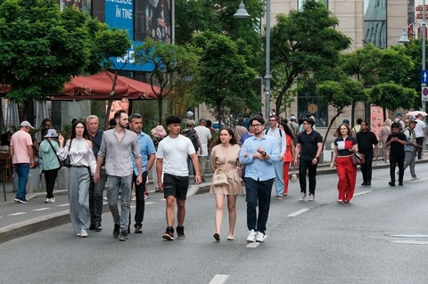 Instalaţii urbane, parade şi tururi ghidate pe Calea Victoriei, în penultimul weekend „Străzi Deschise”