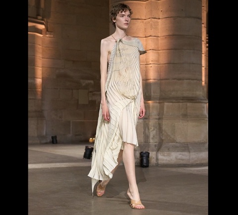 Victoria Beckham a prezentat rochii transparente şi costume oversized pentru colecţia primăvară-vară 2027/ VIDEO