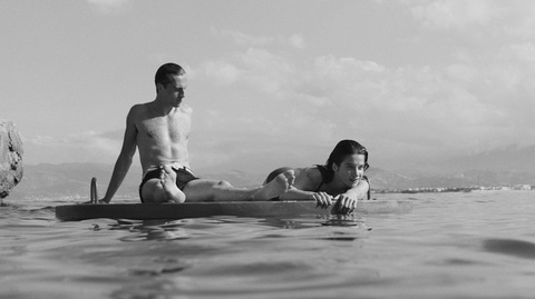 „Străinul”, celebrul roman al lui Albert Camus, într-o nouă ecranizare semnată de François Ozon, din 9 octombrie la cinema/ VIDEO
