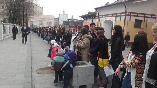 Lanţ uman de 1.500 de persoane, format la Craiova pentru promovarea unui târg de carte