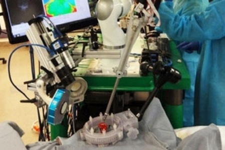 Premieră în medicină: Un robot-chirurg a efectuat în manieră autonomă o operaţie pe ţesuturi moi