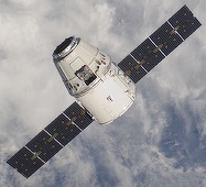SpaceX a lansat o capsulă Dragon spre ISS; compania americană a reuşit a cincea aterizare controlată la punct fix a lansatorului său spaţial