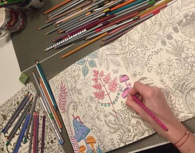 REPORTAJ: Cărţile de colorat pentru adulţi, o reţetă antistres cu pasteluri, creioane bine ascuţite şi multă imaginaţie