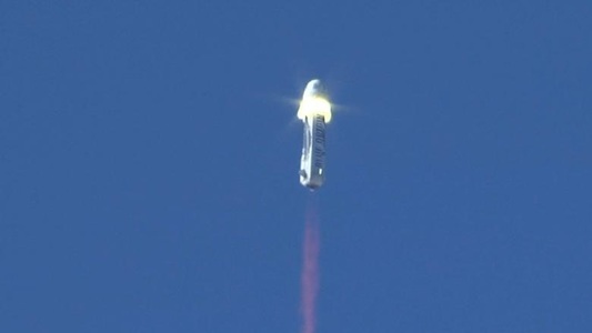 Blue Origin a testat cu succes procedurile de siguranţă ale unei capsule spaţiale şi a reuşit o aterizare la punct fix