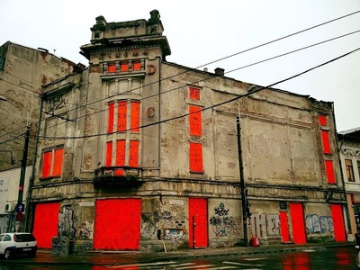 Clădirea fostului cinematograf Dacia, în ruină, a fost pictată de artistul vizual Alexandru Ciubotariu