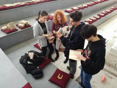 Acţiune de promovare a lecturii la Alba Iulia, aproximativ 300 de persoane şi-au ales cărţi ”pe nevăzute” - FOTO