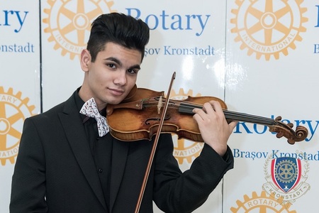 Un violonist de 16 ani din Braşov a obţinut o bursă de studiu integrală la prestigiosul Colegiu Purcell din Londra