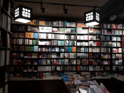 Noua librărie Humanitas oferă 30.000 de titluri, un raft cu cărţi semnate de scriitori celebri şi o mini-grădină japoneză/ FOTO