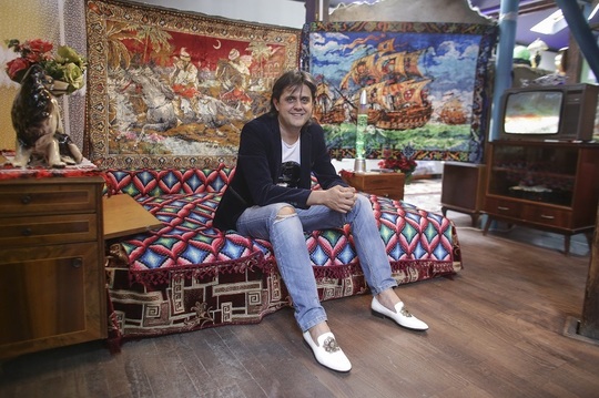 Cristian Lica, proprietarul Muzeului Kitsch-ului din Bucureşti/ Inquam Photos - Octav Ganea