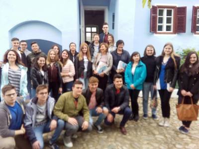 Carmen Iohannis a vizitat Casa Memorială a lui Lucian Blaga din Sebeş unde s-a fotografiat cu un grup de tineri