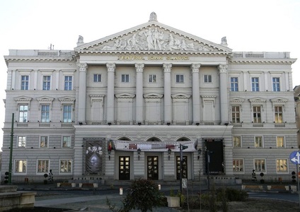 Palatul teatrului de stat din Arad va fi renovat cu 75 milioane lei în următorii patru ani; trotuarele din jur, închise pentru ca trecătorii să nu fie răniţi de tencuiala care cade  - FOTO
