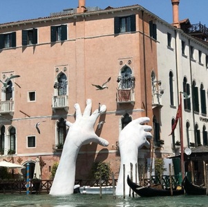 O sculptură care reprezintă două mâini uriaşe de copil ce ies din apele Veneţiei trage un semnal de alarmă privind schimbările climatice