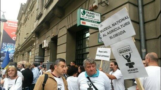 Protest al muzeografilor în faţa MNIR (Foto: Ana Anitoiu - News.ro)