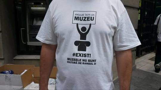 Muzeograf care protestează la MNIR (Foto: Ana Anitoiu - News.ro)