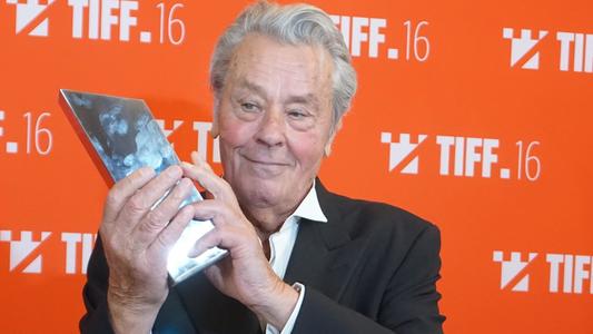 Alain Delon a primit Premiul pentru întreaga carieră din partea TIFF: „Am cea mai frumoasă meserie din lume”
